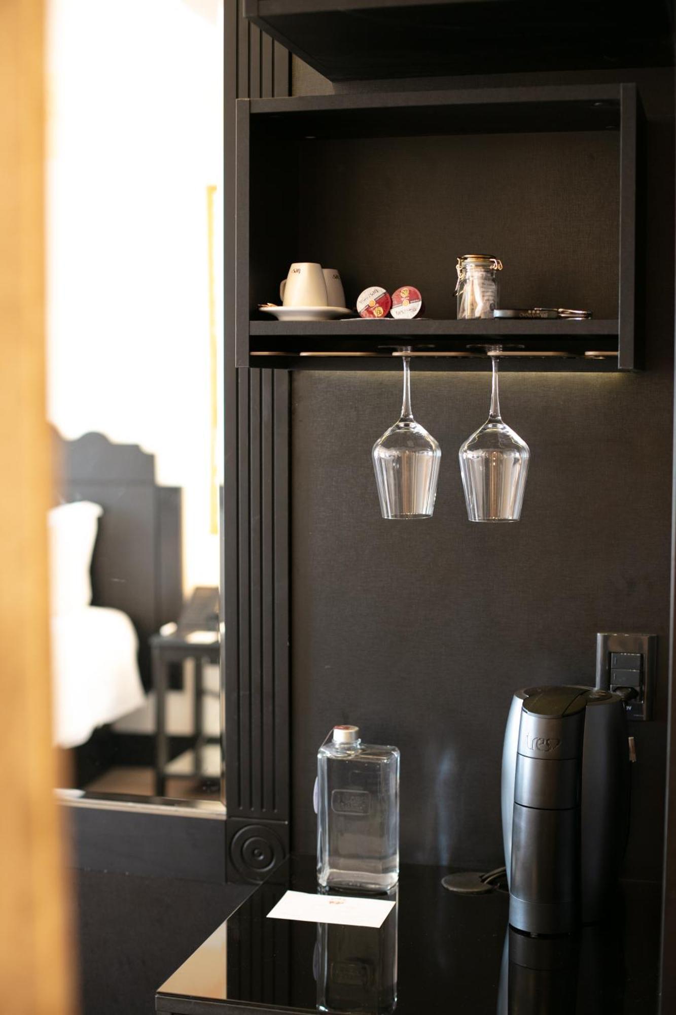 호텔 앤 스파 도 비뇨, 오토그래프 컬렉션 벤투곤살베스 외부 사진 Wine glasses hanging from a wine rack