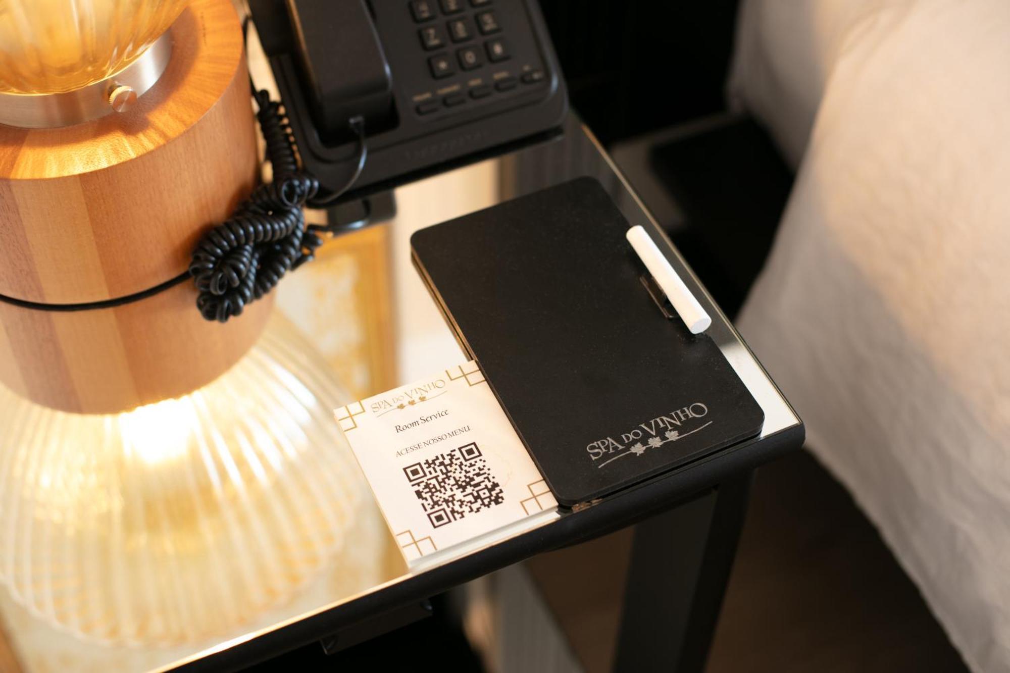 호텔 앤 스파 도 비뇨, 오토그래프 컬렉션 벤투곤살베스 외부 사진 A QR code on a hotel room service card